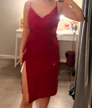 Klänning  - Säljer denna jätte fina klänning som tyvärr aldrig har kommigt till någon andvändning 