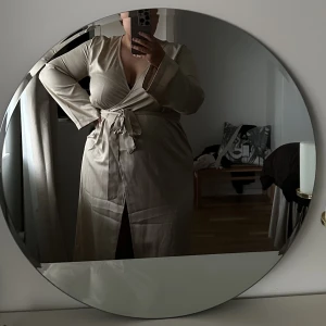 Omlott klänning  - 🤍Somrig fin Omlott klänning från bubbelroom. Aldrig använd. Fråga om mer bilder om de önskas 🤍