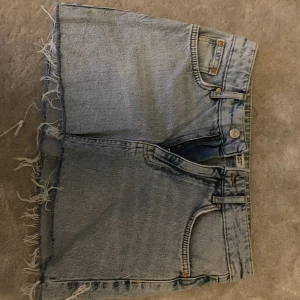 Lowwaist Jeanskjol - Low waist Jeanskjol från gina tricot. Knappt använd. Möts upp och fraktar☀️☀️👐🏽