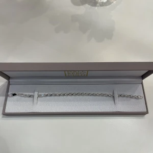 Armband äkta silver - Säljer mitt armband då det knte kommer till användning öångre och bara ligger i en låda. Använd ett tiotal gånger men är fortfarande i ett ytterst bra skick 