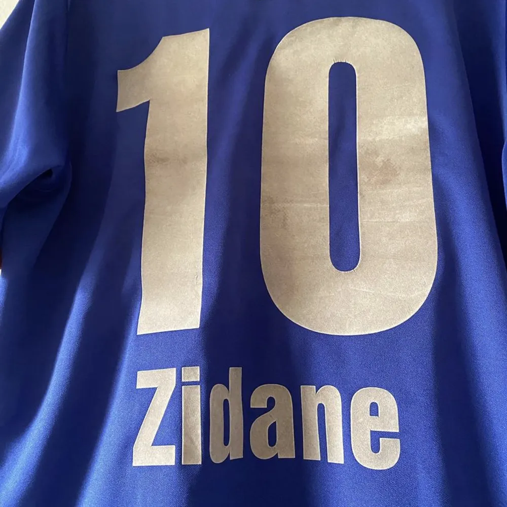 Frankrike träningströja 2004 med Zidane på ryggen. Självklart äkta. 8/10 skick, väldigt bra för åldern. Väldigt unik tröja till en samling! Kolla även in mina andra tröjor, kan få paketpris! Skriv för frågor eller mer bilder! . T-shirts.