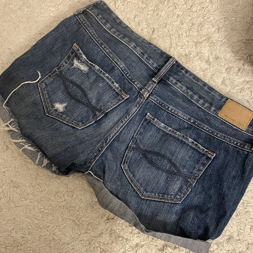 Ett par lågmidjade jeansshorts från Abercrombie i strl 8 (ungefär 38). Shorts.