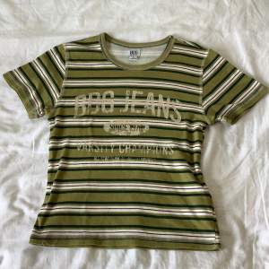 Randig grön t-Shirt med blandade färger. Köpt på Urban outfitters i London i storlek small💘💘