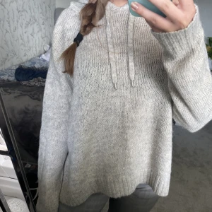 Grå stickad hoodie - Fin tröja som är köpt här på Plick men kommer från H&M. Fraktar endast 💗