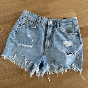 Never denim shorts - Shortsen är i väldigt bra skick, inga skador på shortsen. De är i lagom längd, inte för långa och inte för korta. Helt perfekta inför sommaren.