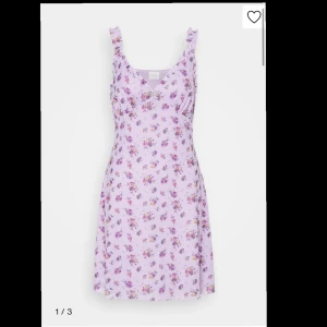 Blommig klänning - Ljuslila blommig klänning i storlek S från Vila. Klänningen är lite mer ljusrosa än den ser ut på bilden. Skriv vid intresse. Pris kan diskuteras💖💖💖