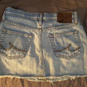 Jeans kjol  - En vintage jeans kjol i storlek 36. Kommer inte till användning längre och säljer därför. 