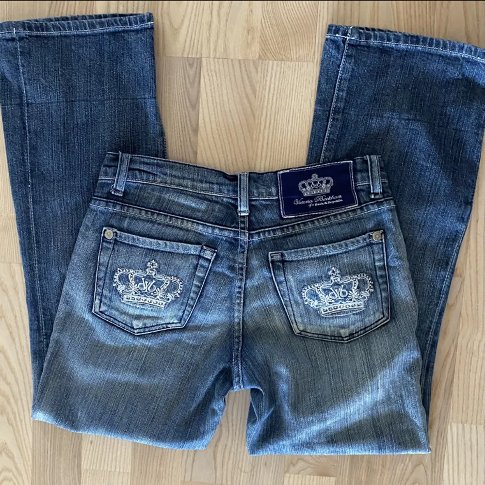 Följ mig gärna då jag lägger upp liknande plagg 🌼 Säljer dessa skit snygga Victoria Beckham jeans i bootcut. De är i storlek 26 och helt felfria. De är 34 i midjan, 70 i innerbenet och 20 i bootcut. Sista bilden är identiska jeans jag har i min storlek ❤️. Jeans & Byxor.