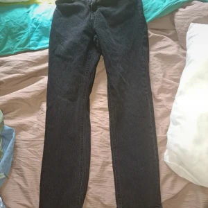 Jeans - Raka jeans, ser lite trådiga ut 