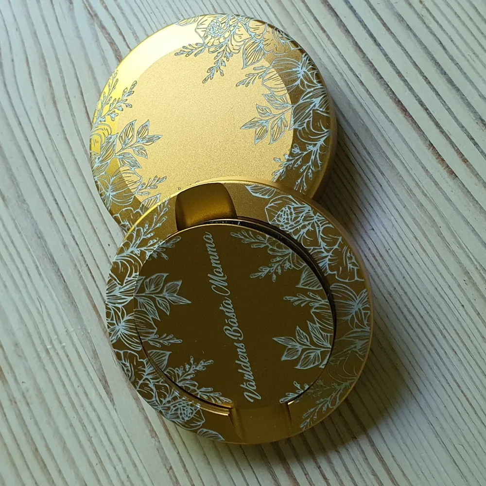 Splitt ny metallic guld aluminium snusdosa tredeland med bjudlock. Perfekt morsdag present graverad på baksidan och fram. . Asusteet.
