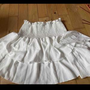 Jätte fin volang/ruffel kjol som passar bra till sommaren. Den är töjbar så den  passar till flera storlekar. 60kr plus frakt 79kr.