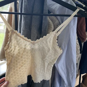 Beiget virkat linne - Supergulligt beiget linne. Väldigt stretchigt material, passar s/xs. 