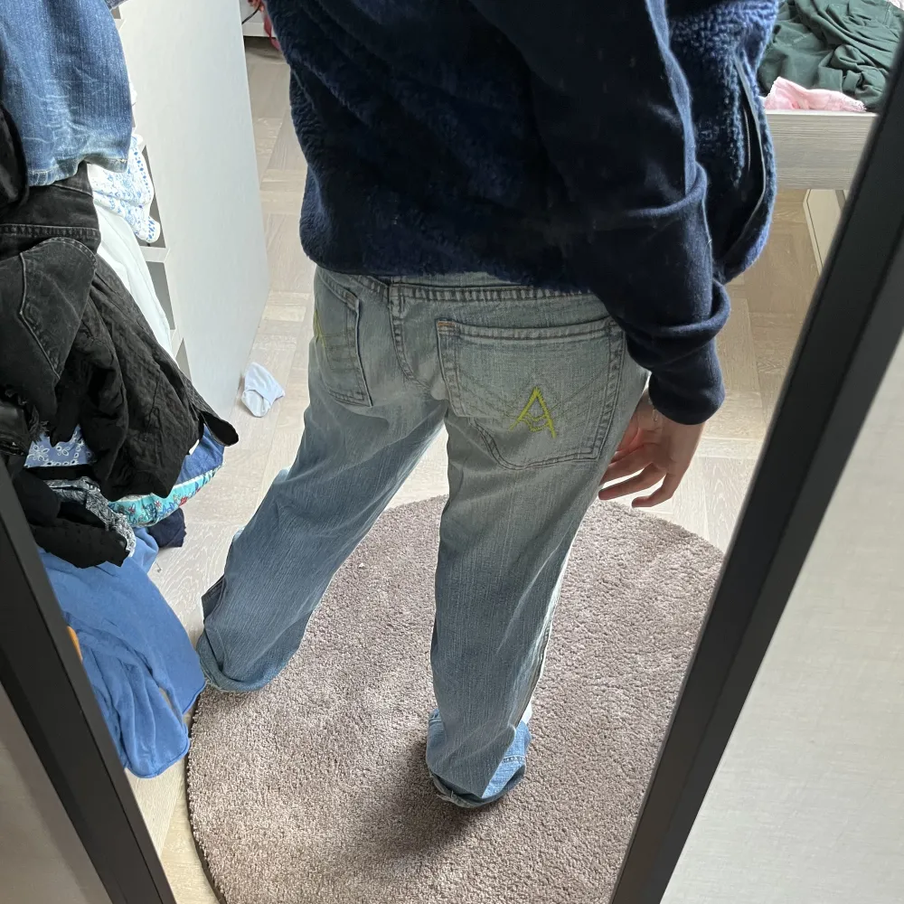INTRESSEKOLL dessa jeans i nyskick LÅGMIDJADE, UTSVÄNGDA, UTTVÄTTAD FÄRG. Jeans & Byxor.