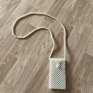 Pärlväska - Liten pärlväsla, kan hålla mindre mobiler. Passar perfekt till studenten för att hålla läppstiftet eller annat smått 🥂🌸💕