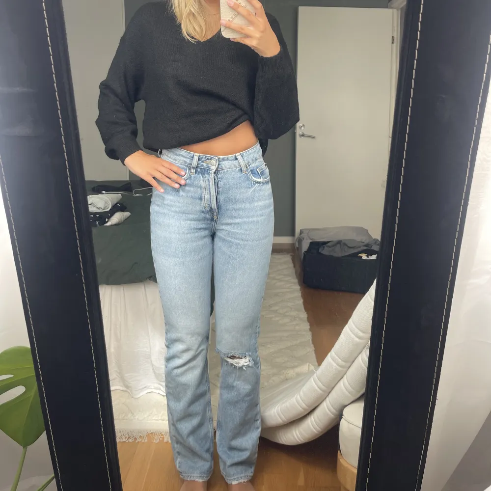 Straight jeans 🫶🏻 storlek 34 🫶🏻 jag är 170 🫶🏻 från hm. Jeans & Byxor.