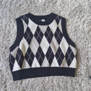 Stickad topp - En fin stickad topp?💓använd 1-3 gånger 💓säljer för den inte kommer till användning 💓