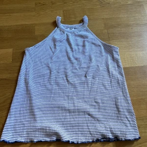 Halterneck linne ZARA - Halterneck linne från ZARA. Stolek 14 men motsvarar XS. Aldrig använt