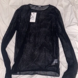 Genomskinlig topp - Ny från bikbok, genomskinlig med ränder! Strl L men mer som M. Nypris 379:-