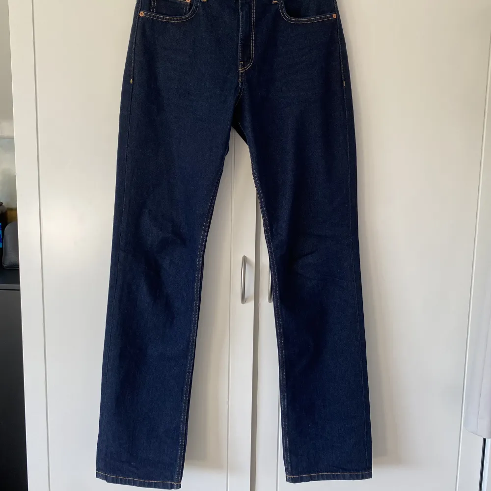 Straight leg jeans från Mango. Storlek 38 men tycker att dom passar storlek 36. L32. Aldrig använt eftersom att dom är för små.🌸. Jeans & Byxor.