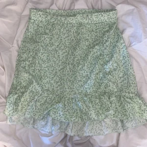 Snygg kjol - Super fin kjol använd enstaka gång, köpt på Ginatricot. Storlek L, men är mer som S-M