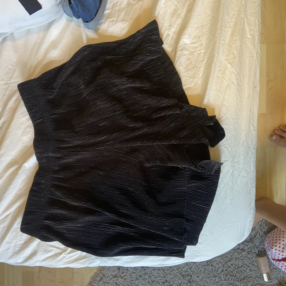Svarta flowy shorts sitter skönt och luftigt❤️ gott skick!. Shorts.