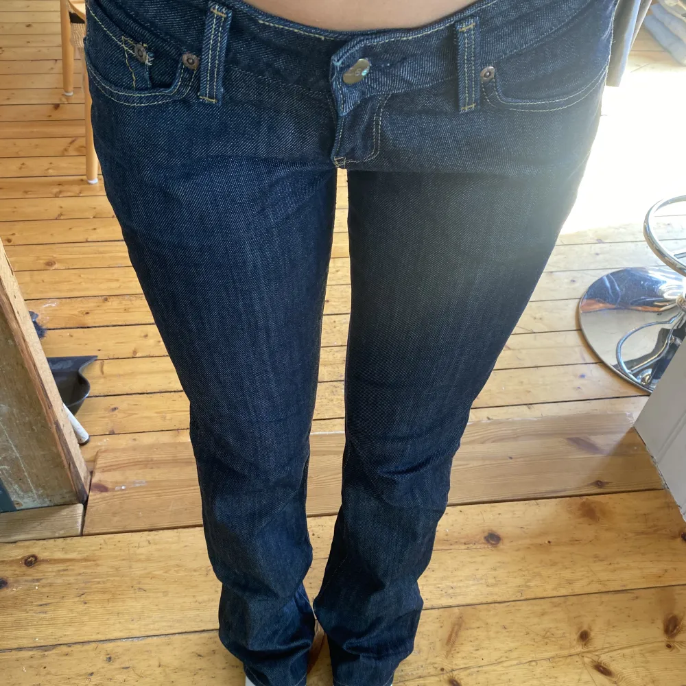 Mörkblåa lågmidjade jeans från Lee. Vida ben. Storlek W29 L33. Midjemåttet är 81cm och innerbenslängden 83cm.. Jeans & Byxor.