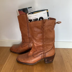 Vintage cowboy boots - Storlek 38. Äkta skinn. Inte använda sedan 80-talet, jättefina om man putsar upp dem men då det är fel storlek för mig har jag inte gjort det själv. Hela