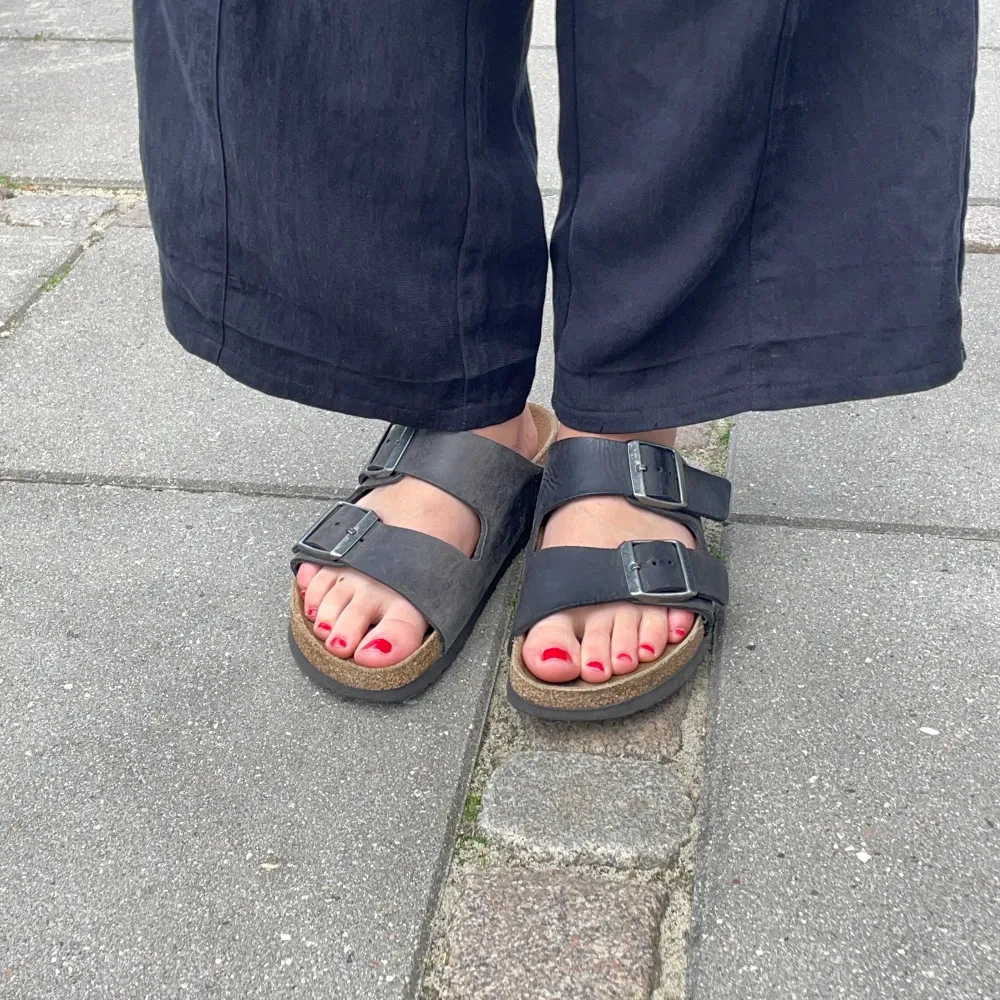 Använda en sommar men fortfarande gott skick. Har insett att de är för stora för mig.💔 Är i äkta läder, med narrow fit. Se deras hemsida för sizeguide. Kan fraktas i en orginallåda från Birkenstock. Skor.