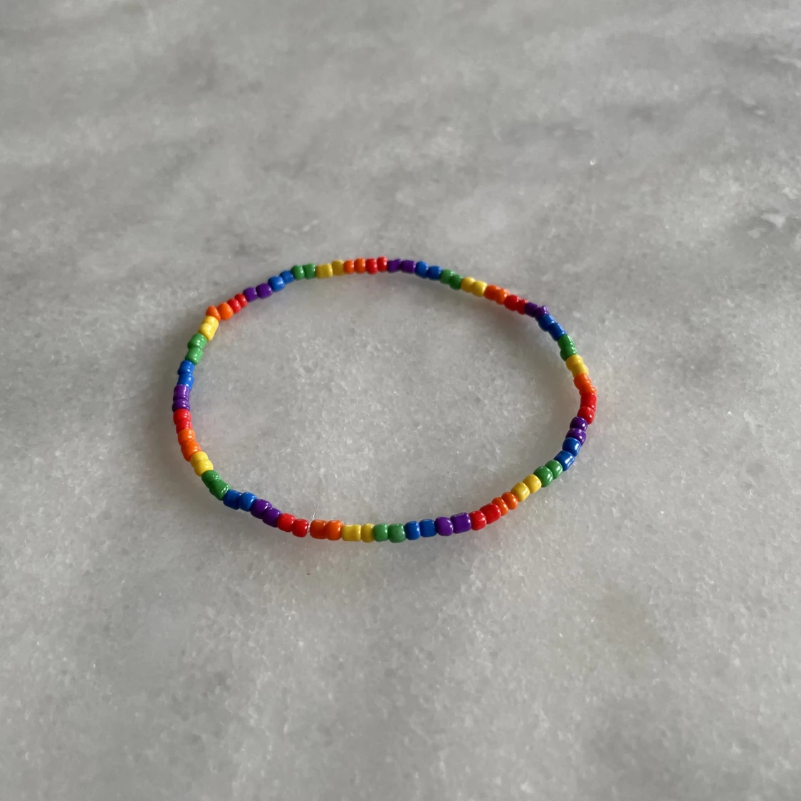 Regnbågsfärgat armband