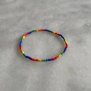 Regnbågsfärgat armband - Regnbågsfärgat pärlarmband. 