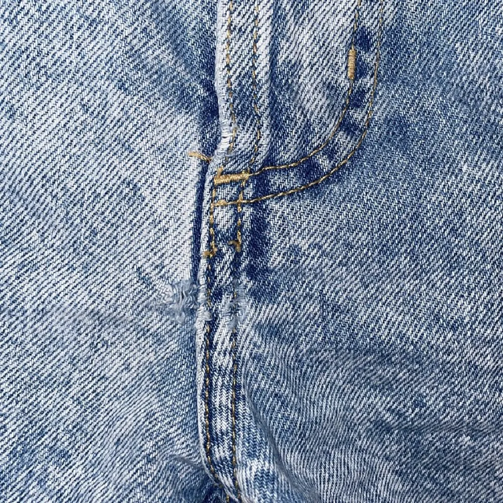 Säljer dessa söta jeansshorts från BikBok då de är för små. De användes lite grann förra sommaren, är nästan som helt nya, men de har två små hål brevid bakfickorna och ett litet hål vid gylfen, men man ser inte hålen när de sitter på☺️. Shorts.