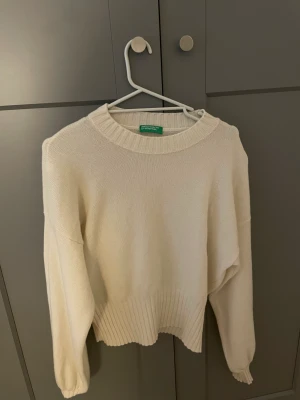 Stickad tröja - Vit stickad tröja perfekt till en kall kväll ute elr ba att ha den är helt oanvänd och kmr från en engelsk Märke