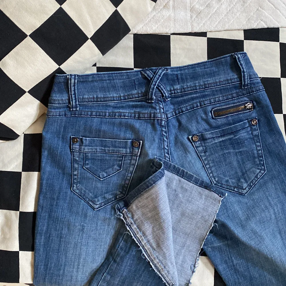 Lågmidjade jeans som jag innan köpt på Plick❤️ storlek 28 och midjemått (tvärsöver) 38cm☺️dem har designade bakfickor plus en liten dragkedja. Dem är uppklippta längst ner på benet så jag klippt för att dem inte skulle vara lika Skinny❤️superbra skick annars. Jeans & Byxor.