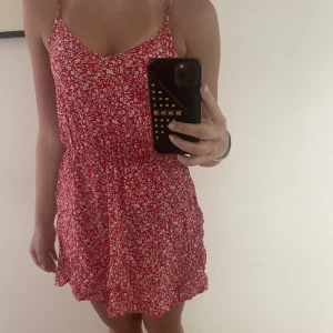 röd klänning - röd gullig klänning köpt från shein. Superskönt material och endast använt fåtal gånger.