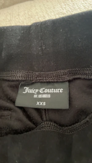 Juciy couture svarta😍 - Dom är helt nya har bara använt dom några gånger för jag använder mina andra inga skador finns och som är typ helt nya