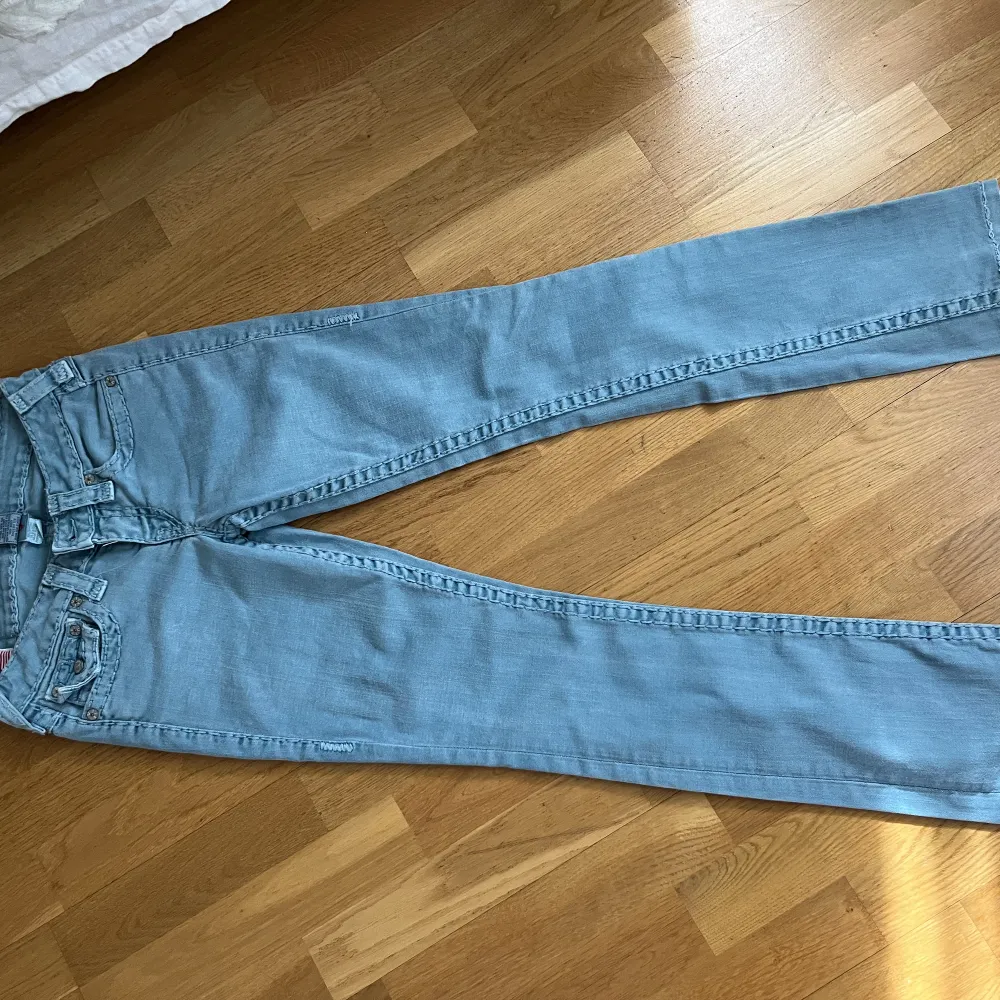 Säljer dessa as snygga ljusblåa truereligion Lågmidjade jeansen!!!! TOPP kvalitet! NY KVALITET. Jeans & Byxor.