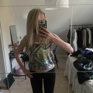 Glittrig kjol - Säljer min jättefina kjol som man kan använda slm en snygg topp också!😍från gina tricot