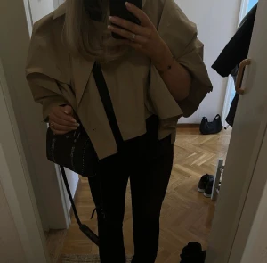 Cos cropped trench coat  - INTRESSEKOLL!!  Funderar på att sälja min oanvända jacka från Cos. Jackan är i one size men skulle så skulle säga att den passar alla beroende på hur man vill att den ska sitta. Så om du är intresserad får man gärna komma med bud❤️Bilderna är lånade