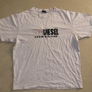 Diesel t-shirt - Äldre Diesel tröja aningen sliten men inget märkbart så, sitter aningen löst Pris kan diskuteras 