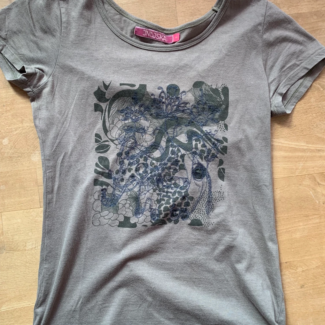 T-shirt med broderimönster 