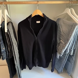 Asket Merino Zip Cardigan - Asket zip cardigan i merino ull. Perfekt för kallare sommarkvällar och en snygg marinblå färg!  Nypris 1950kr, kvitto finns kvar.