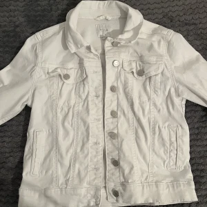 Vit jeans jacka - Vit jeans jacka, inte använd så mycket. S i storlek sitter fint. 