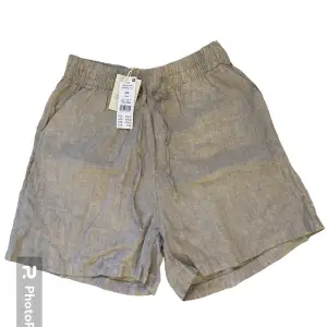 Linne shorts från Ginatricot i storlek 34, helt oanvända med lappen kvar. Som sagt nyskick och super fina nu till sommaren (säljer då de tyvärr inte passar mig). Nypris 279kr och säljer för 150kr då de är som nya. 