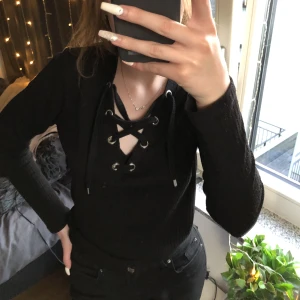 Långärmad med snörning - Säljer den här fina långärmade tröjan med snörning. Bra skick. Säljer då den inte kommer till användning längre.