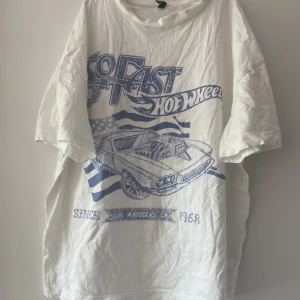 T-shirt med tryck - En T-shirt med coolt tryck från H&M💗