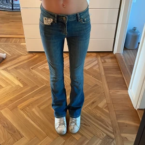 Low Waist bootcut jeans  - Säljer dessa low waist bootcut jeans från zara i storlek 32  pågrund av att jag inte han lämna tillbaka dom för att dom inte passade i storleken,  Dom är aldrig använda och lappen sitter kvar. Frakten igår int  Hör av er vid intresse  eller andra frågor  