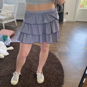 Kjol - Gullig rutig kjol, med inga tecken på användning! 