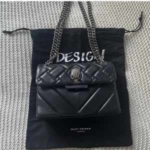 Kurt geiger väska - Säljer nu min fina Kurt Geiger väska då den inte kommer till någon användning. Köptes iår i februari men har aldrig använts❤️