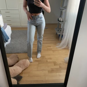 Blåa jeans  - Supersköna jeans från weekday som tyvärr är lite för korta för mig. Jag är 167 och byxorna är i Stl. W25 L30. Nypris 500kr. 