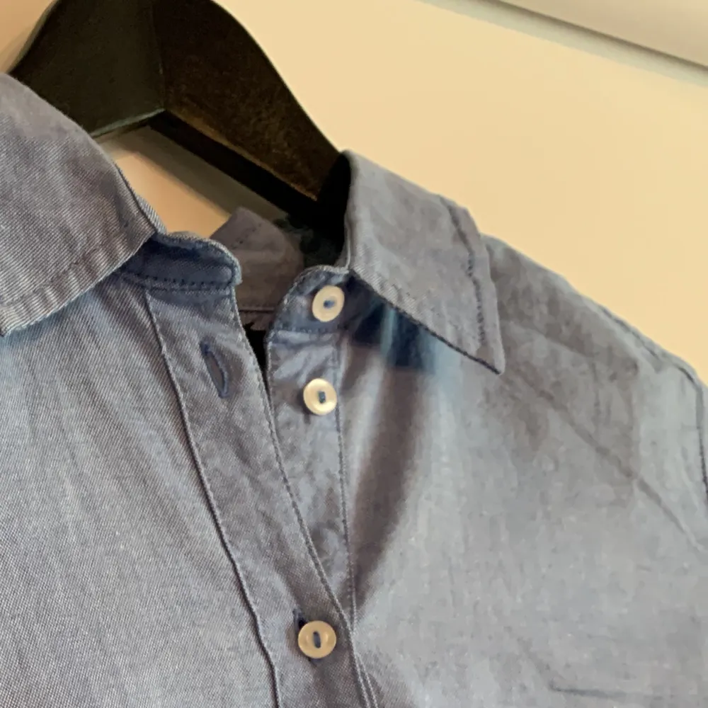 Blå skjorta från Åhléns. Använd en del men inget synligt slitage. Storlek 34, men rätt stor i storlek så skulle säga mer åt 36-hållet. . Skjortor.
